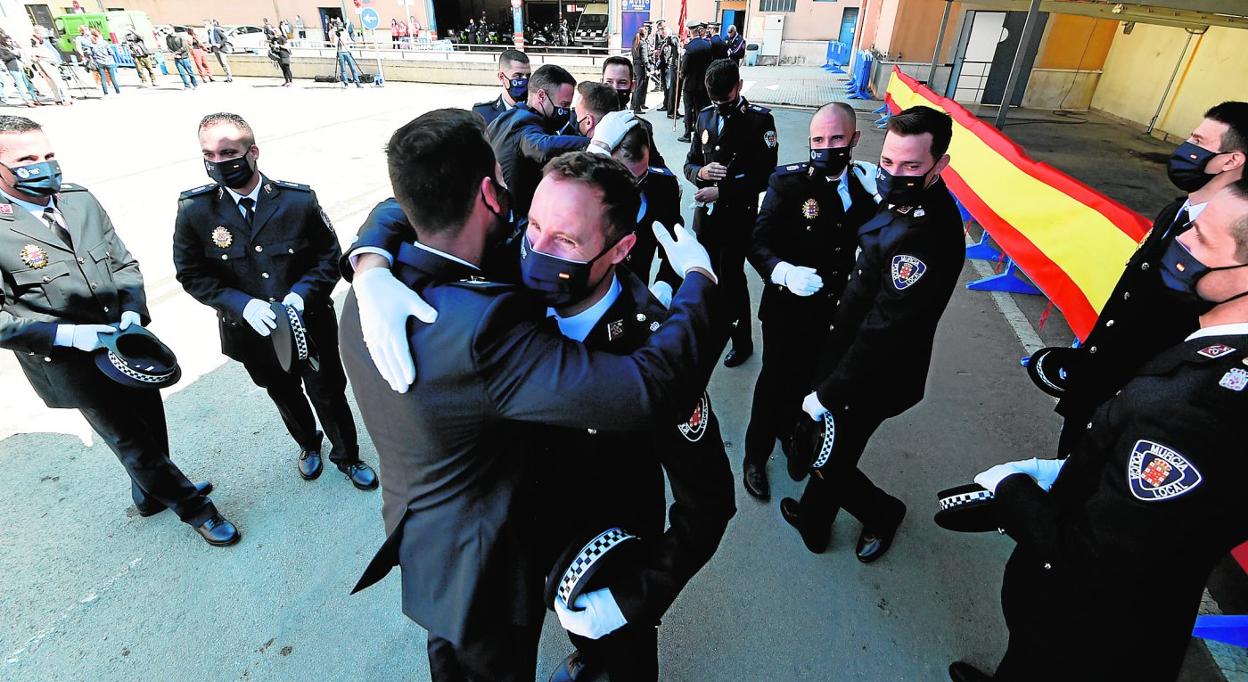 Varios agentes se felicitan tras la finalización del acto de toma de posesión de los 41 nuevos agentes que se incorporan a la Policía Local, celebrado en el cuartel del Infante. 