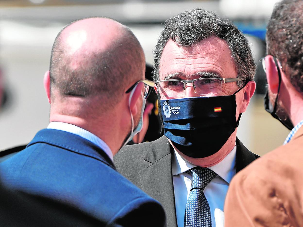 El alcalde de Murcia, José Ballesta, intercambia unas palabras con dos de sus compañeros de gabinete, tras haber recibido la noticia de la fallida moción de censura en la Comunidad. 