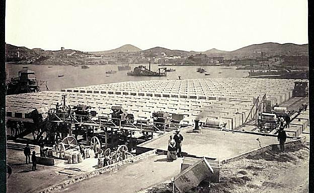 Cartagena. Imagen de la fabricación de bloques artificiales en Cartagena, propiedad del Museo Nacional de Artes Decorativas.