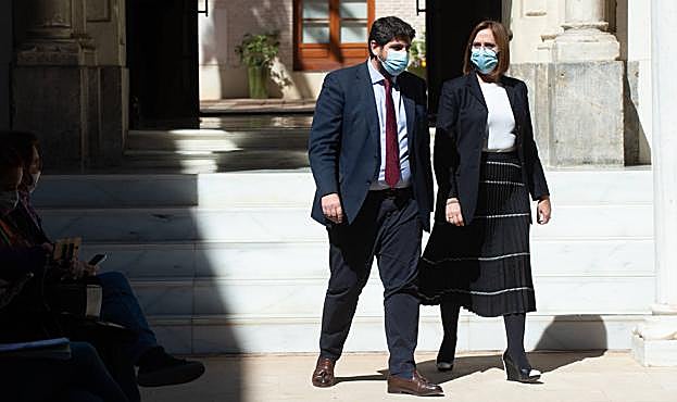 El presidente del Gobierno regional, Fernando López Miras, y la vicepresidenta, Isabel Franco, este viernes, en el Palacio de San Esteban. 