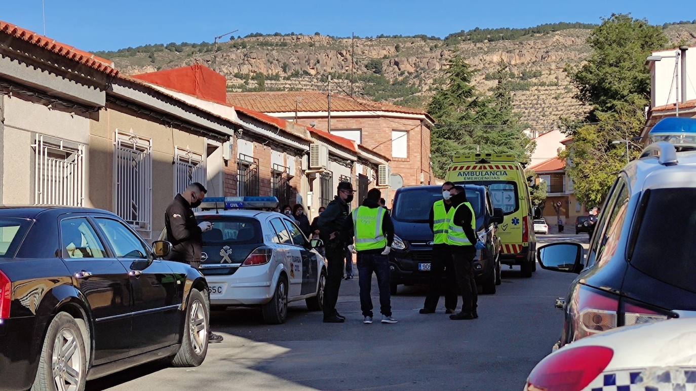 Agentes de la Policía Local de Alhama y de la Guardia Civil junto a la casa donde falleció el bebé de cuatro meses.