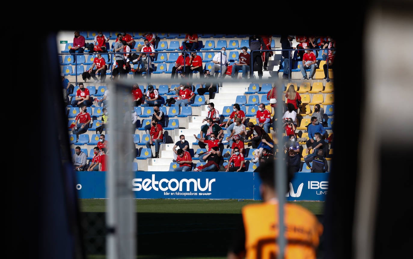 Fotos: La afición tiñe de rojo y azul el derbi murciano