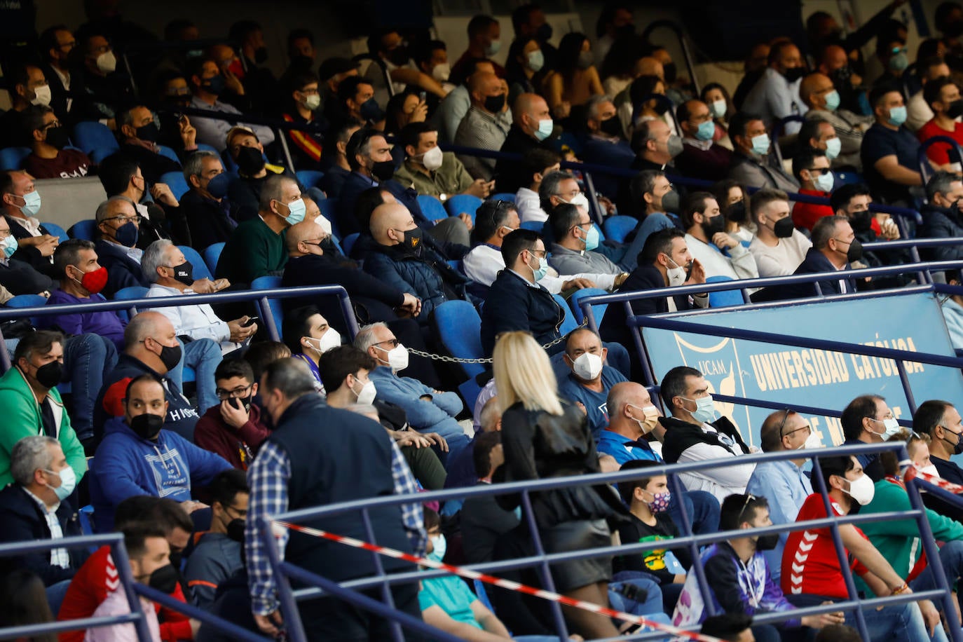Fotos: La afición tiñe de rojo y azul el derbi murciano