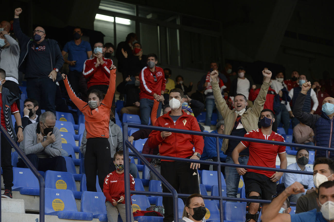 Fotos: La afición tiñe de rojo y azul el derbi murciano
