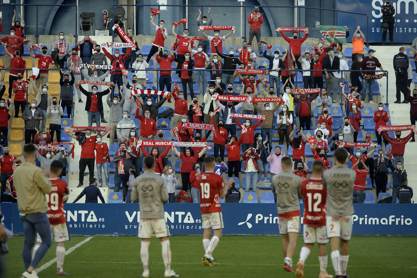 Fotos: La afición tiñe de rojo y azul el derbi murciano