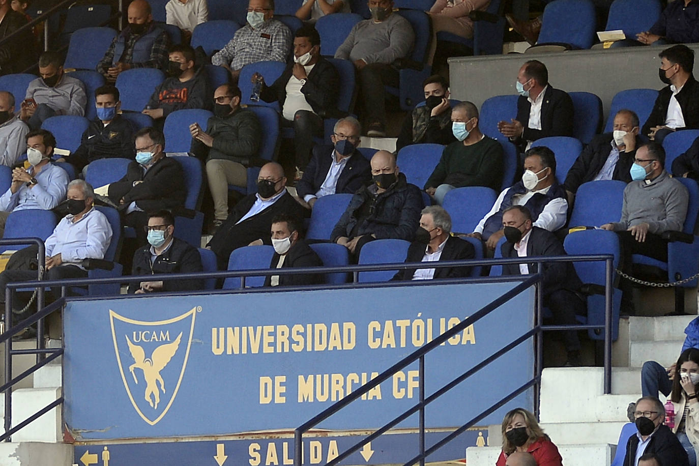 Fotos: La afición tiñe de rojo y azul el derbi murciano