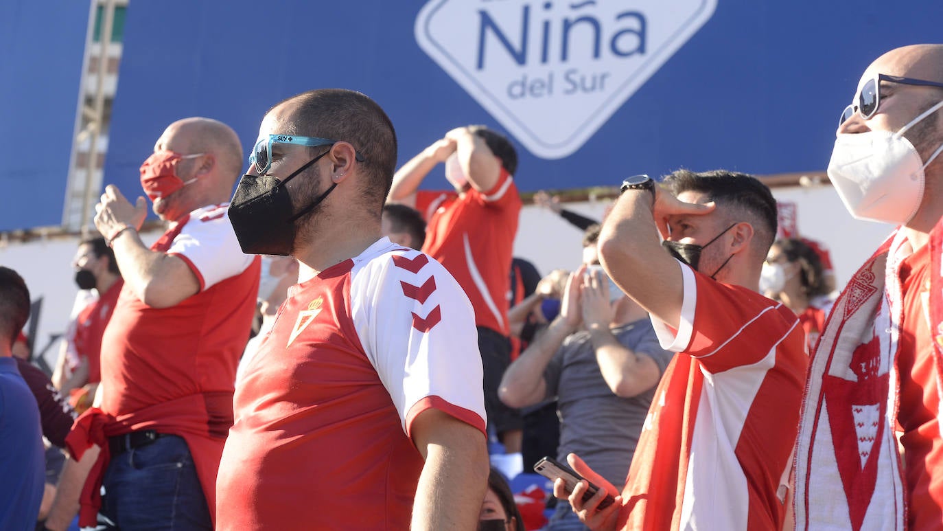 Fotos: La afición tiñe de rojo y azul el derbi murciano