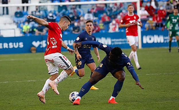 Carrillo y Jannick disputan por la psoesión del balón, este domingo durante el derbi murciano.