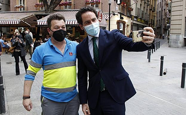 Teodoro García se hace un selfi con un empleado municipal, el viernes en la plaza de las Flores de Murcia. 