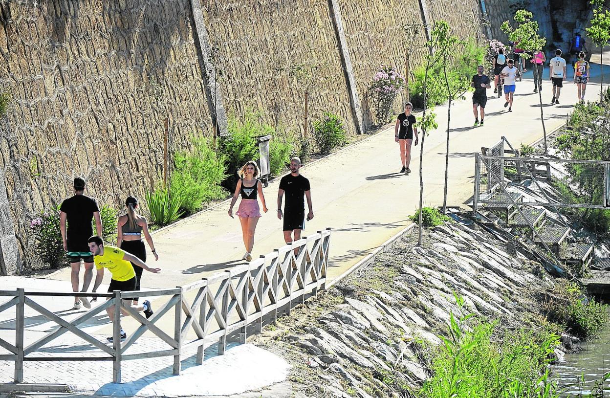 Peatones en uno de los paseos acondicionados en la ribera del Segura en el marco del proyecto Murcia Río. 
