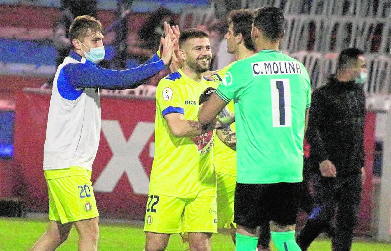 Los jugadores del Lorca Deportiva celebran la victoria en La Constitución. 