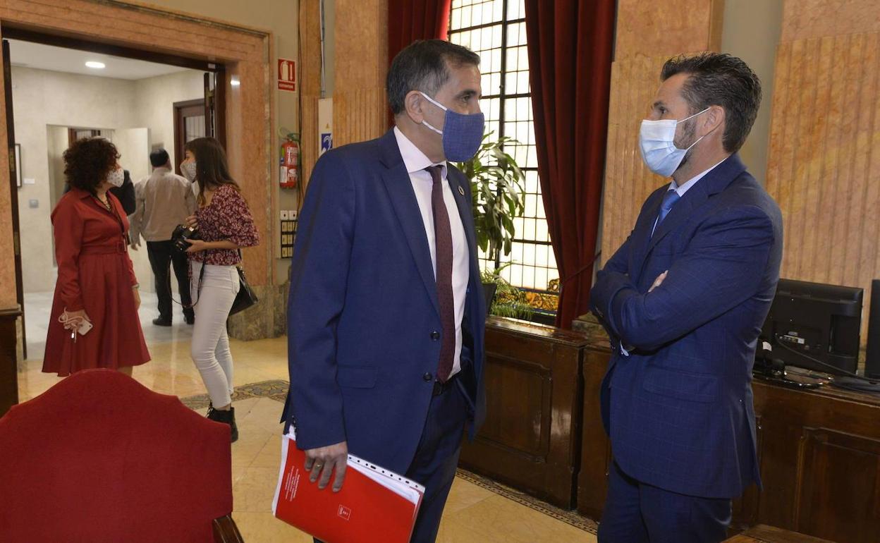 José Antonio Serrano (PSOE) y Mario Gómez, en un Pleno del Ayuntamiento de Murcia.