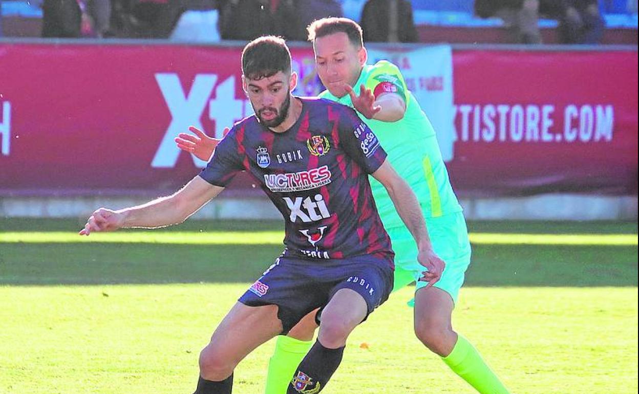 Alberto Oca maniobra vigilado por el nazarí Miguel.