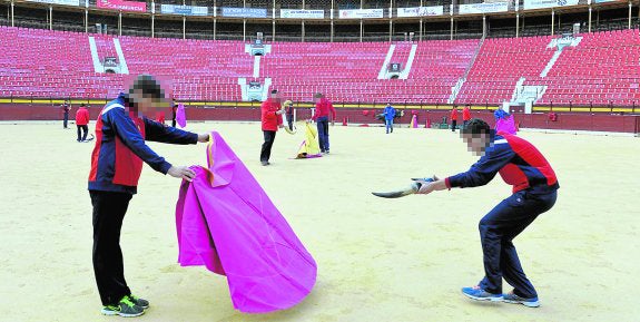 Alumnos de la Escuela de Tauromaquia, durante una clase, en una imagen de archivo.