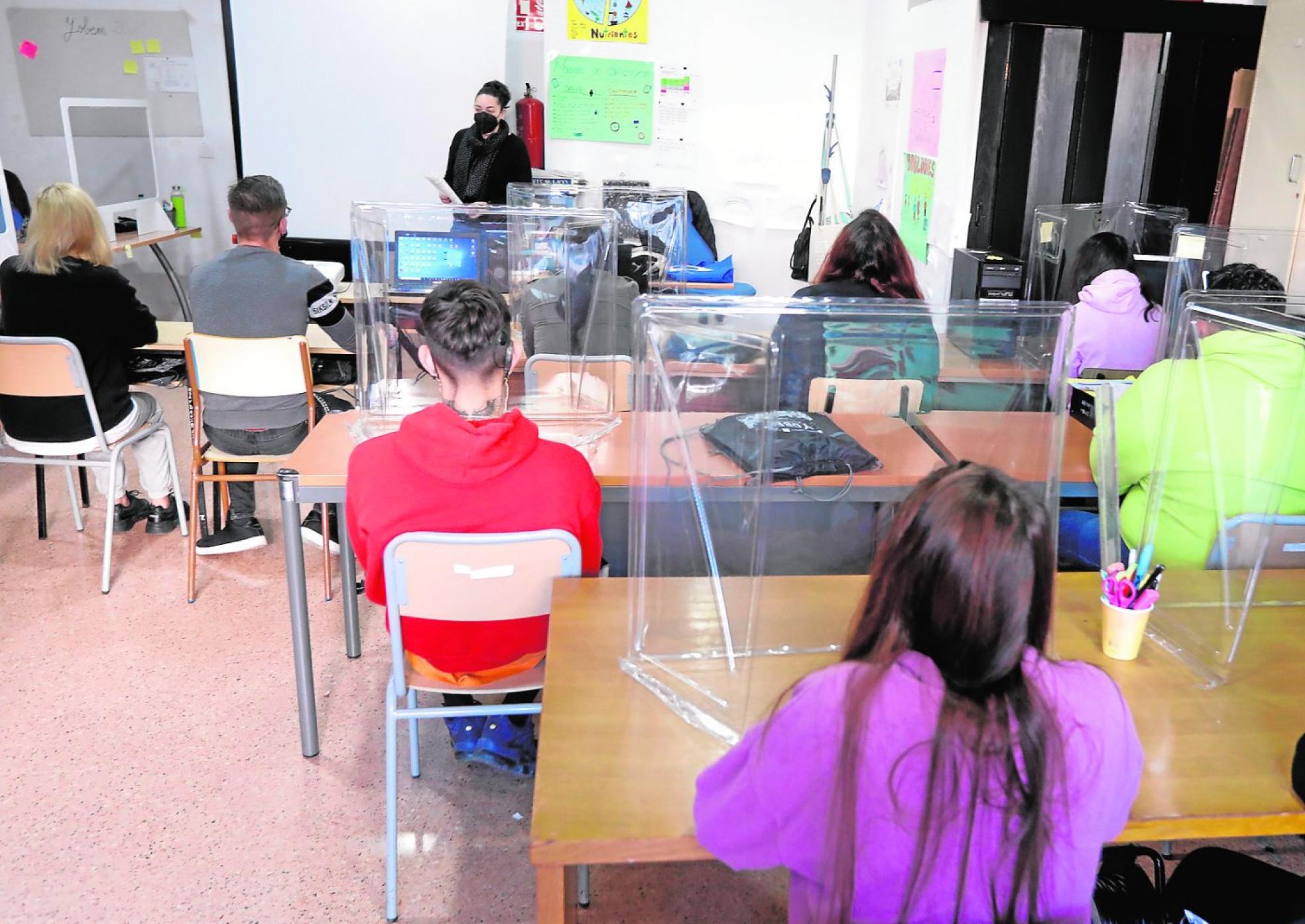 Un grupo de jóvenes realiza un curso de manipulación de alimentos en las instalaciones de Copedeco. 