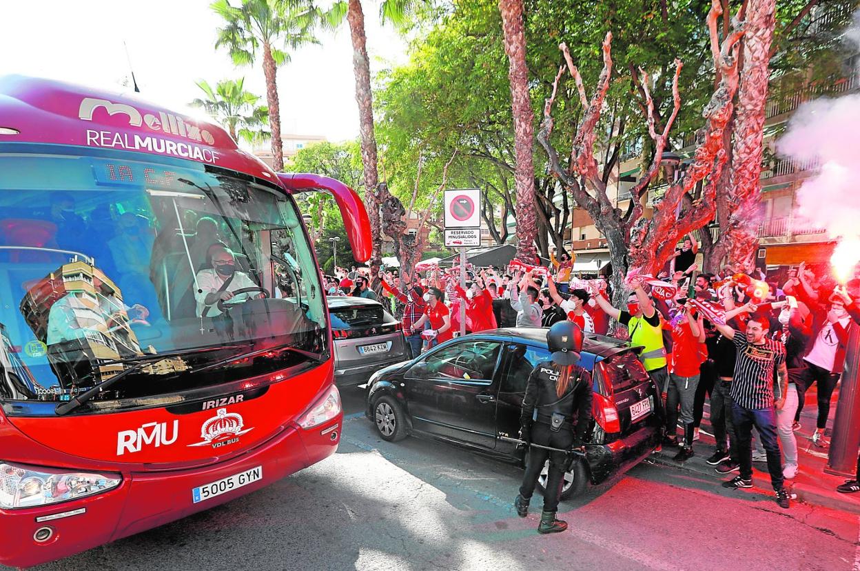 Bengalas y cánticos en una previa de derbi que recordó a los de antes de la pandemia