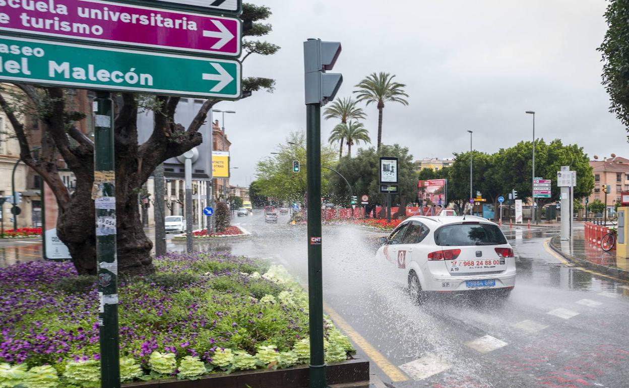 Imagen de archivo de las calles mojadas por la lluvia en Murcia.