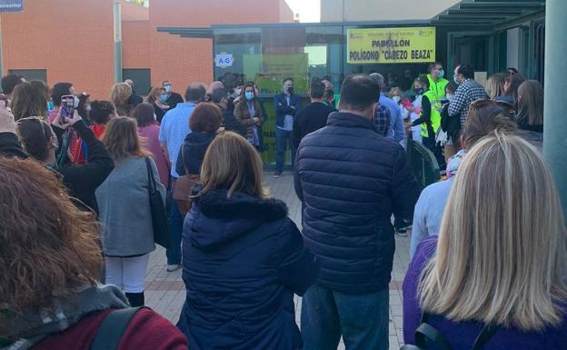 Docentes que iban a ser vacunados en el pabellón Cabezo Beaza reciben la noticia.