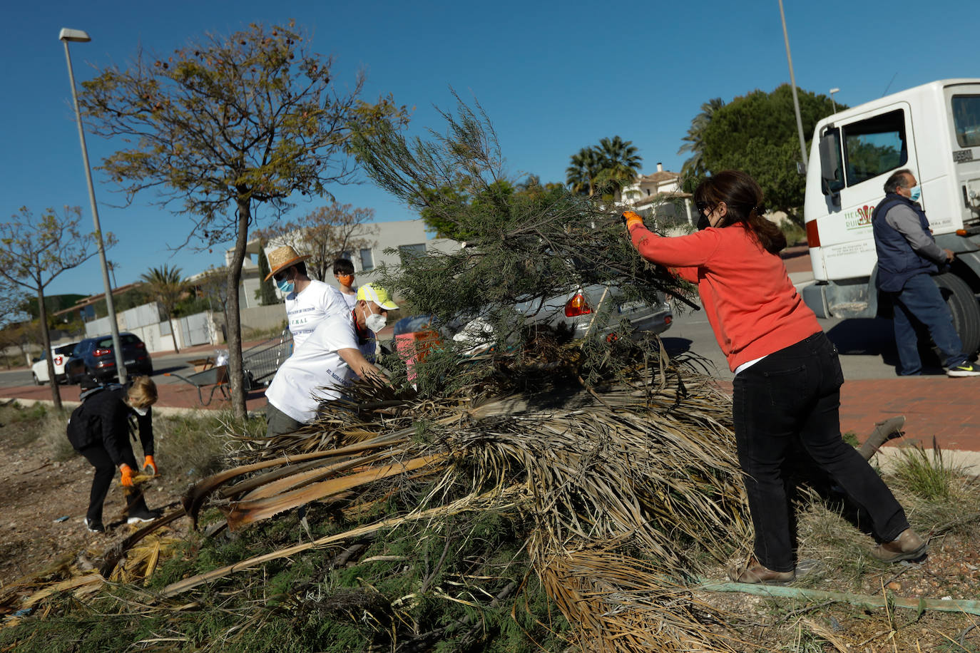 Fotos: Manos a la obra ante el «abandono del Ayuntamiento de Murcia»