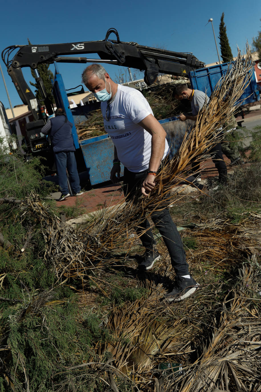 Fotos: Manos a la obra ante el «abandono del Ayuntamiento de Murcia»