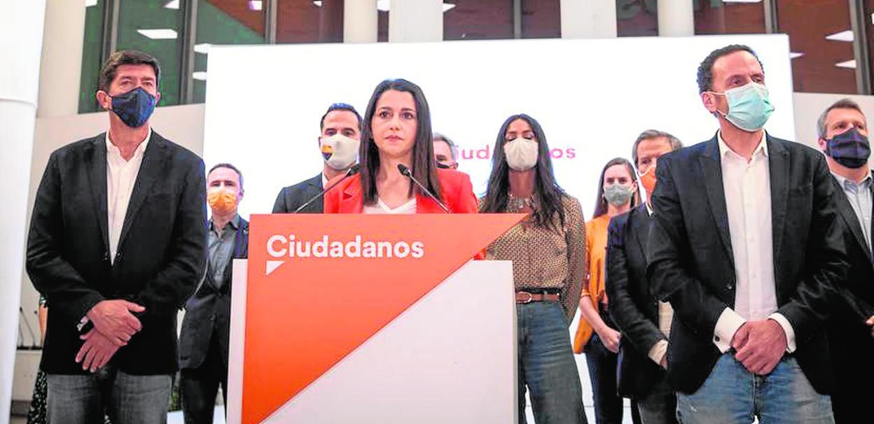 Inés Arrimadas, ayer, con gesto serio y rodeada por los principales dirigentes del partido, tras la Ejecutiva. 