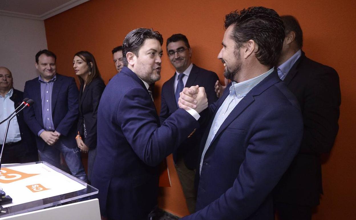 Miguel Sánchez y Mario Gómez se estrechan la mano en un acto en la sede de Ciudadanos, en una fotografía de archivo. 