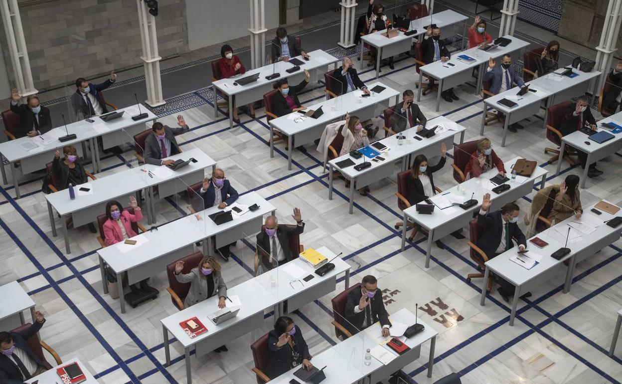 Imagen de archivo de un debate en la Asamblea Regional.