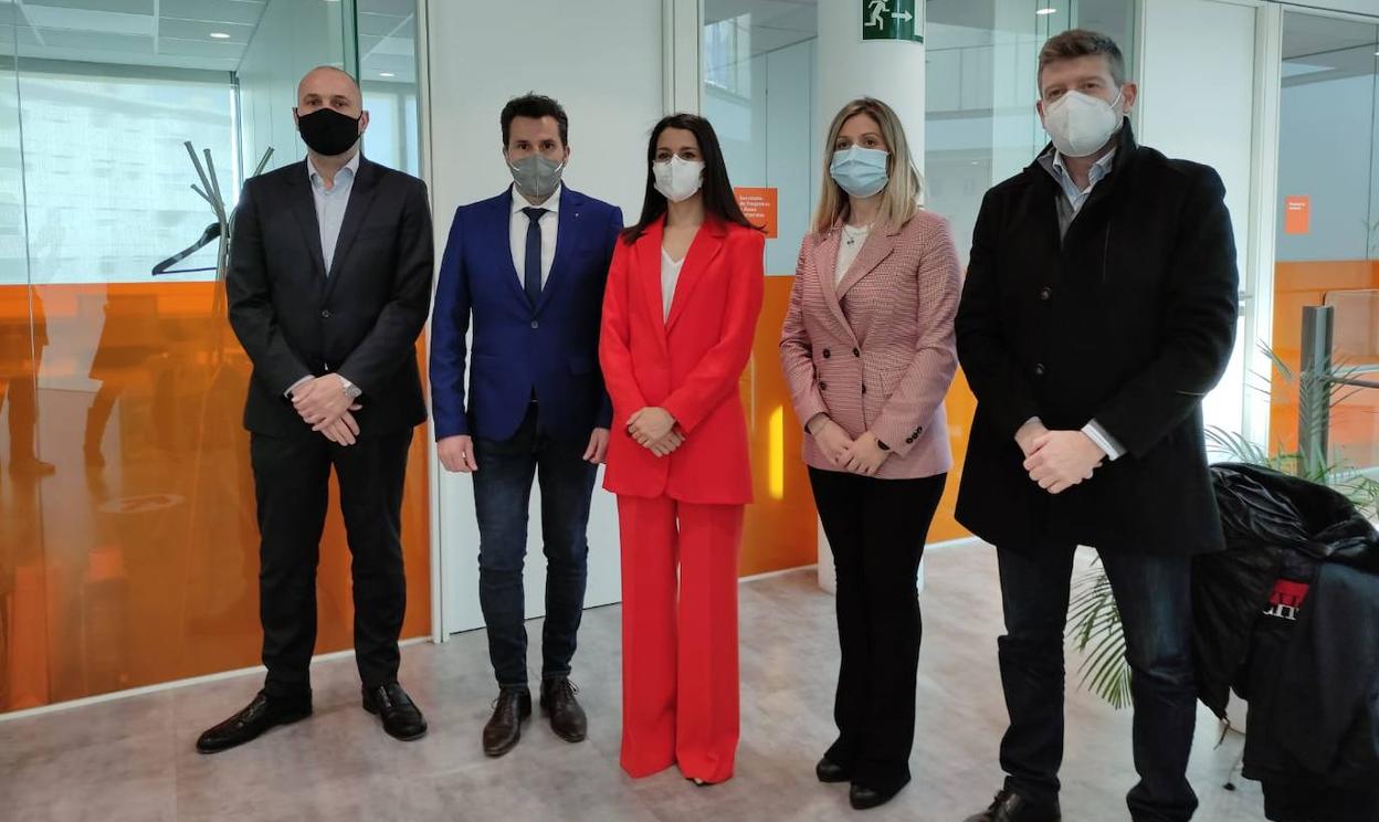 Los concejales de Cs Juan Fernando Hernández, Mario Gómez, Paqui Pérez y Pedro García Rex, ayer, junto a Inés Arrimadas en la sede del partido en Madrid. 