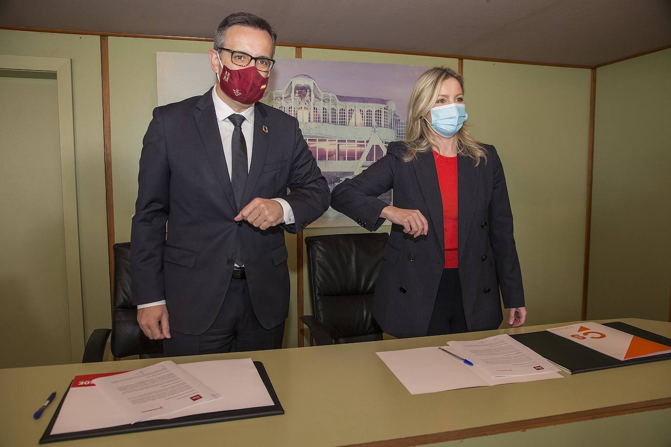 Fotos: Firma del acuerdo de 24 puntos de Martínez Vidal con Diego Conesa