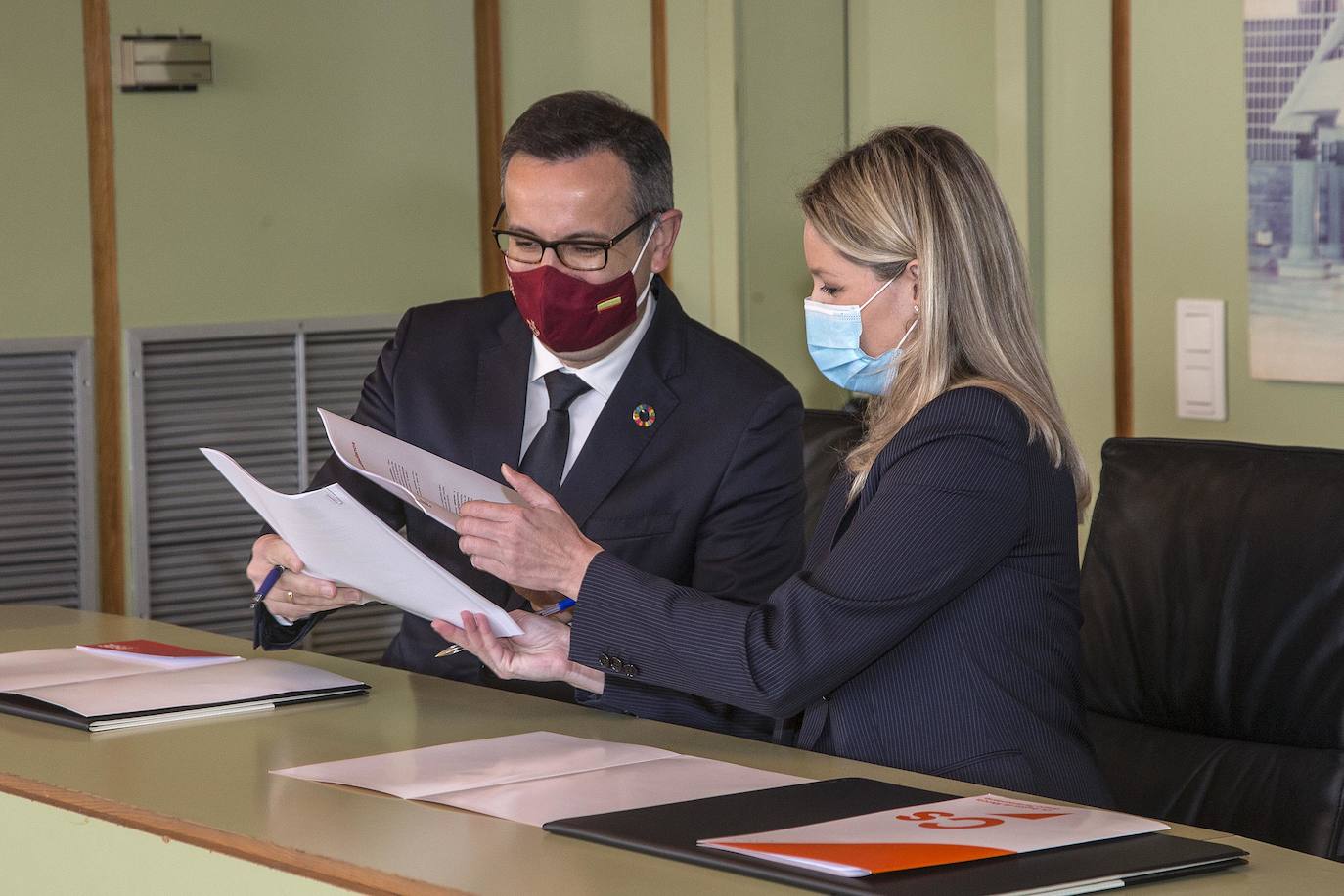 Fotos: Firma del acuerdo de 24 puntos de Martínez Vidal con Diego Conesa