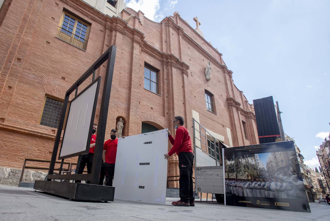 Fotos: LA VERDAD reaviva el espíritu de los desfiles de Semana Santa con una exposición fotográfica en Cartagena