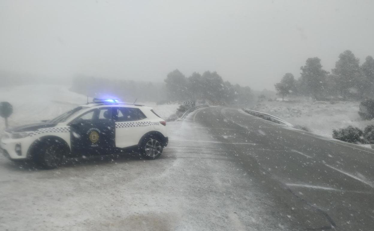 Nieve en la carretera comarcal que une Yecla con la localidad albaceteña de Almansa. 