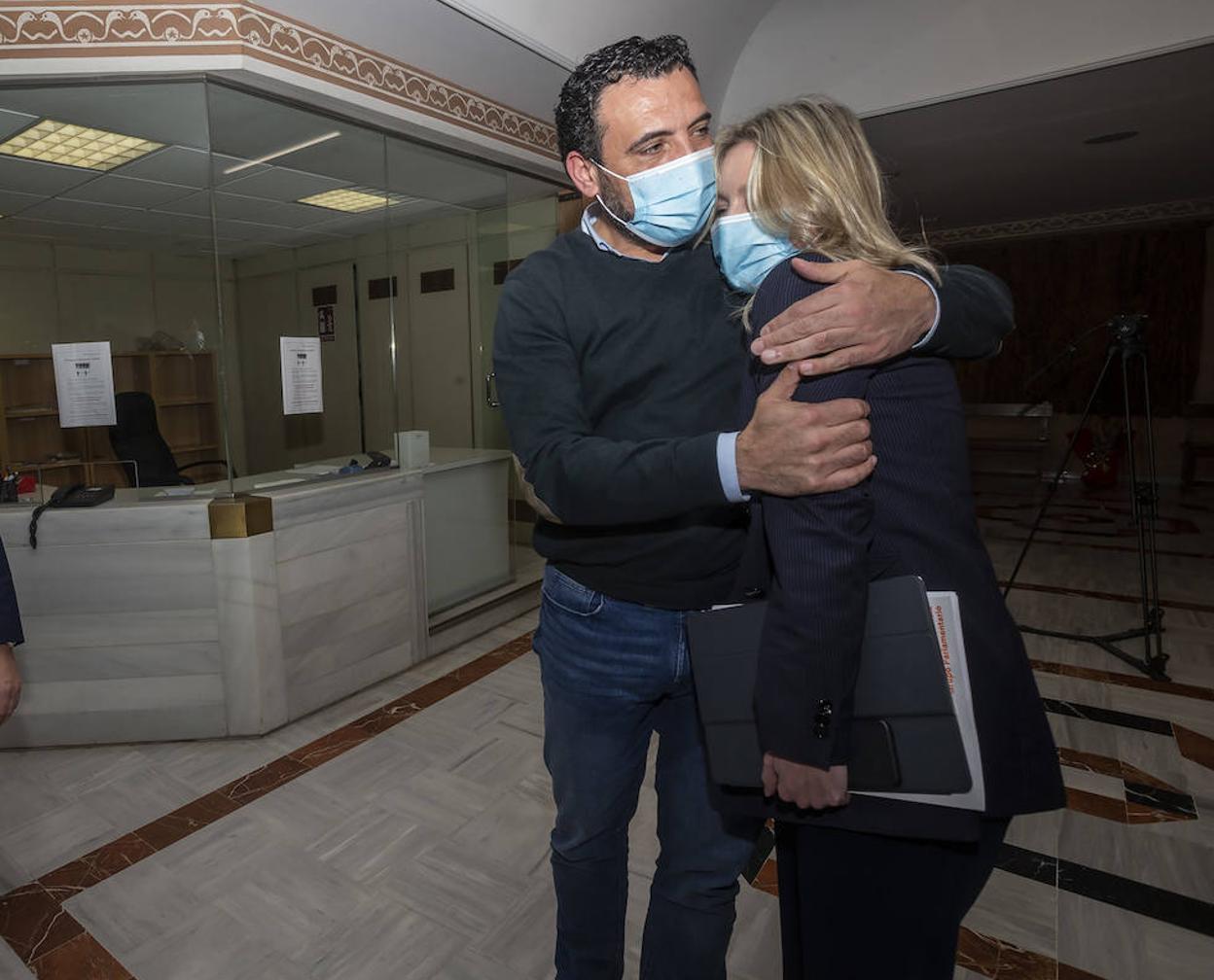 Ana Martínez Vidal recibe el abrazo de su pareja, Jerónimo Moya, tras concluir la primera sesión sobre la moción de censura en la Asamblea.