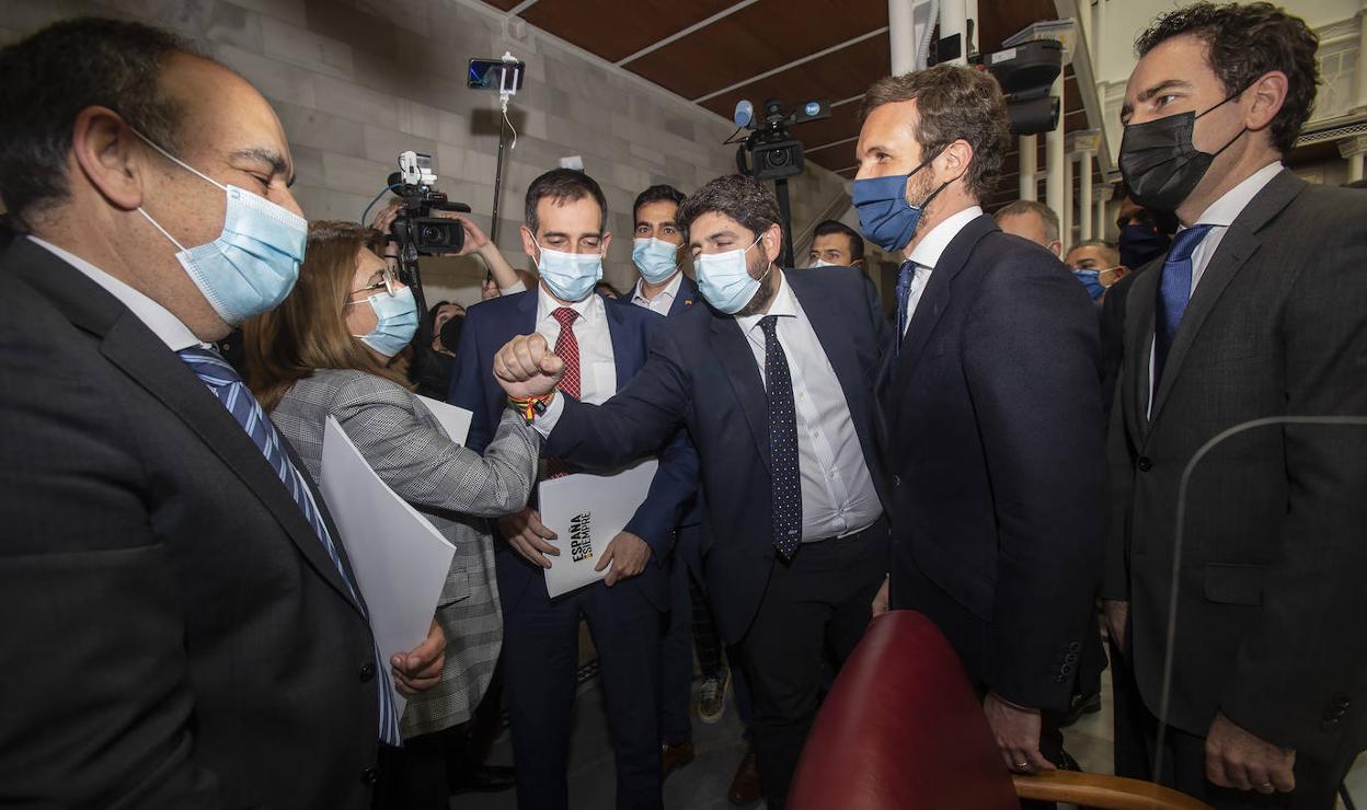 Miras y Campuzano, una de las expulsadas de Vox, se saludan en presencia de Carrera, Liarte, Pablo Casado y García Egea, tras fracasar la moción de censura. 