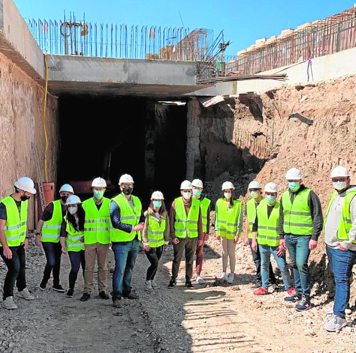 Alumnos de la UPCT, en las obras del soterramiento en Murcia. 