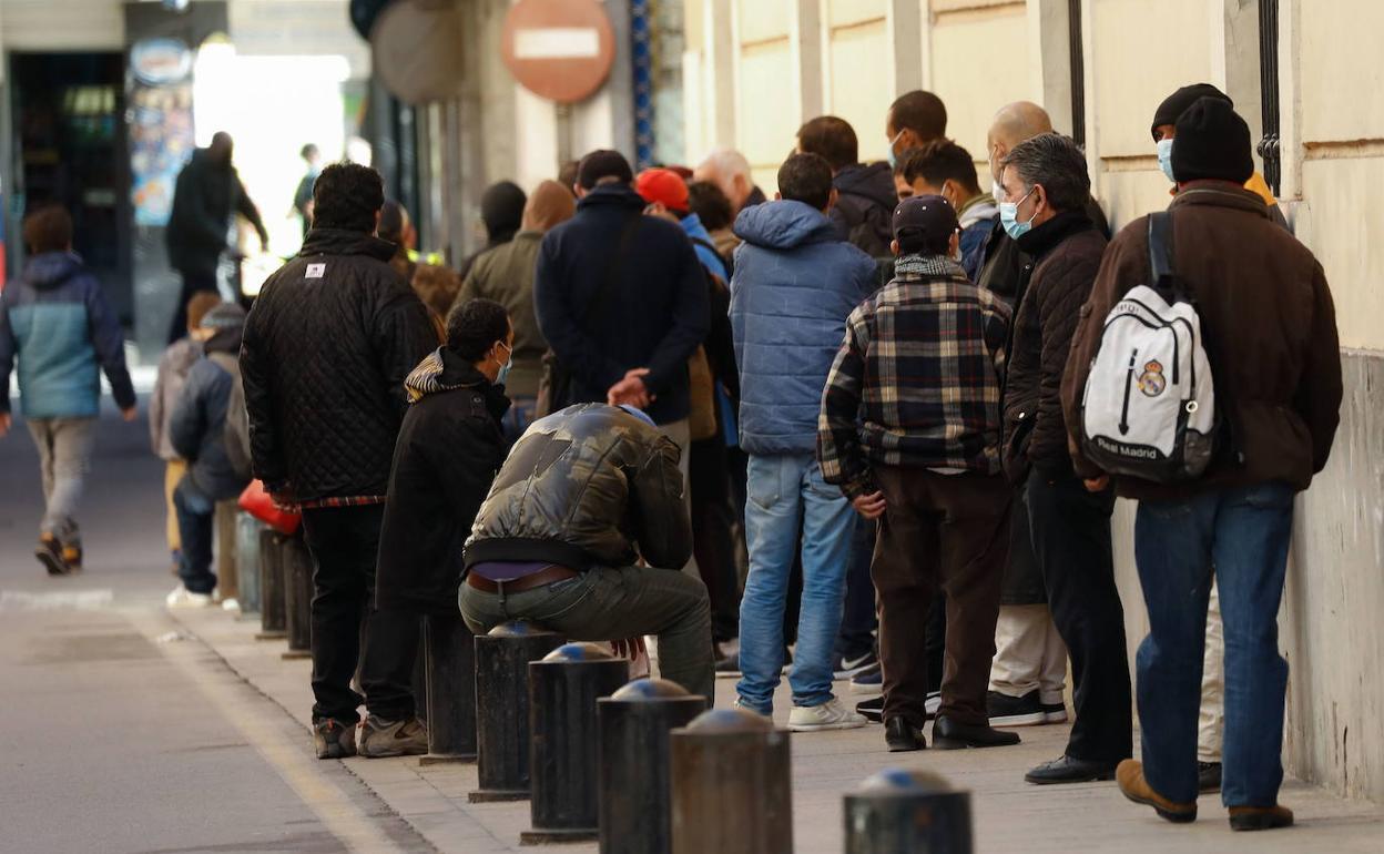 Colas en Jesús Abandonado, en Murcia, en una fotografía de archivo.
