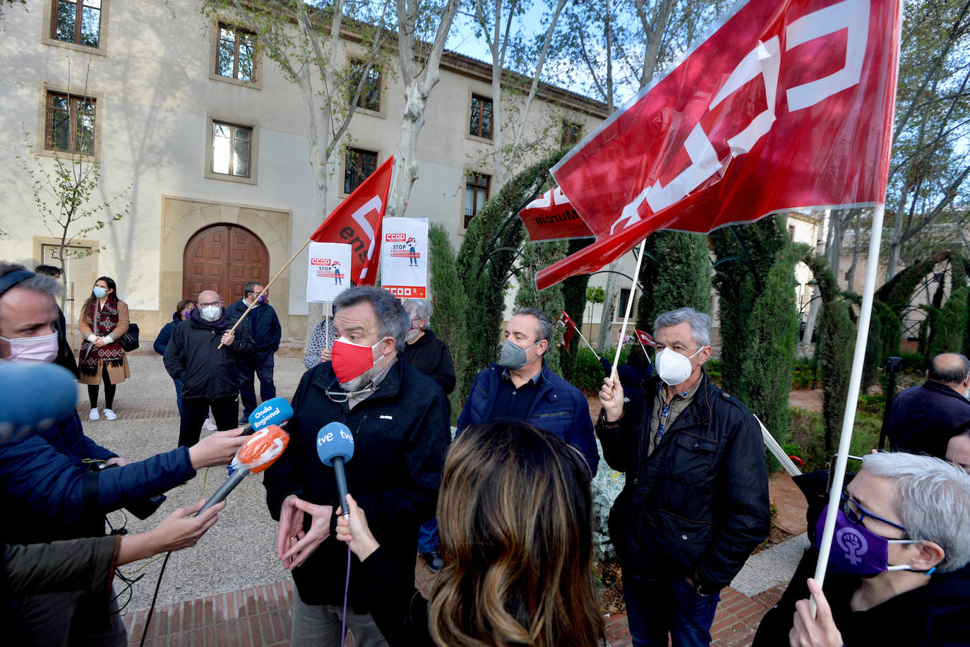 Fotos: Protesta frente al Palacio de San Esteban contra la entrada de Vox al Gobierno regional