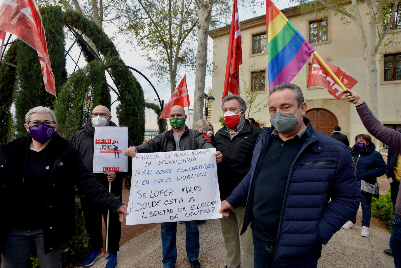 Fotos: Protesta frente al Palacio de San Esteban contra la entrada de Vox al Gobierno regional