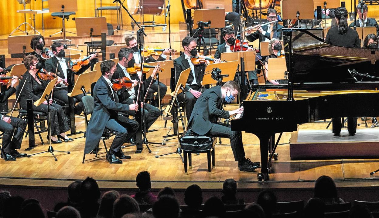 Un momento del concierto de la OSRM, dirigida por Virginia Martínez, celebrado el jueves en el Auditorio regional con Dmytro Choni. 