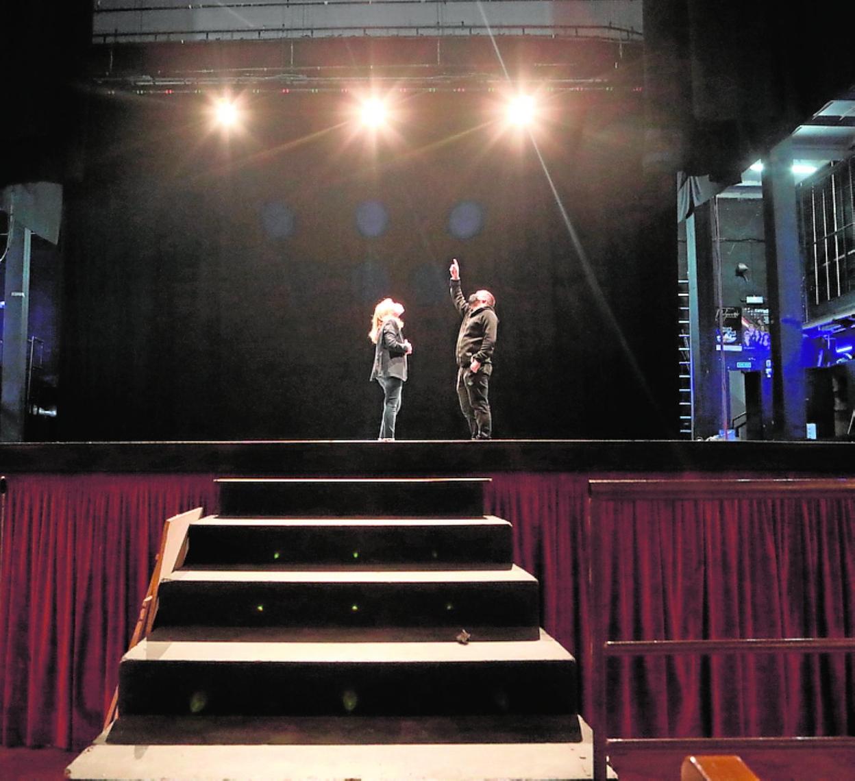 Mazuecos revisa la iluminación del escenario con un técnico. 