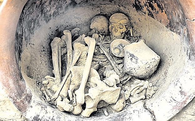 'Tumba principesca'. Urna de cerámica con los restos óseos de la pareja argárica de La Almoloya y las ofrendas con las que fue enterrada, tal y como la extrajeron los arqueólogos. 