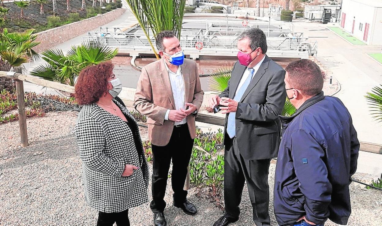 El director de Esamur, Ignacio Díaz, junto al alcalde de Abanilla, José Antonio Blasco, durante la visita a la EDAR del municipio. 