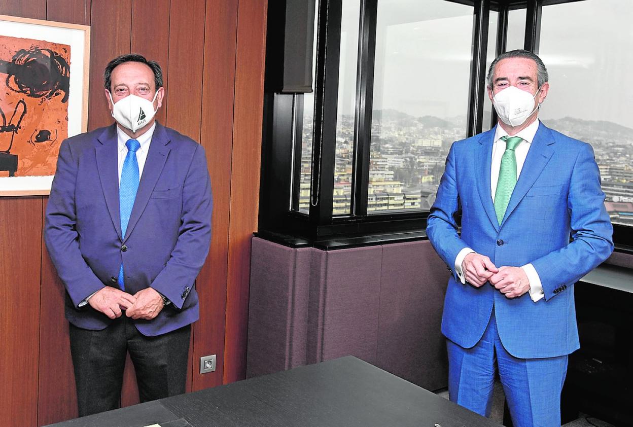 Pedro Barato, presidente de Asaja (i), junto a Juan Antonio Alcaraz, director de Negocio de CaixaBank. 
