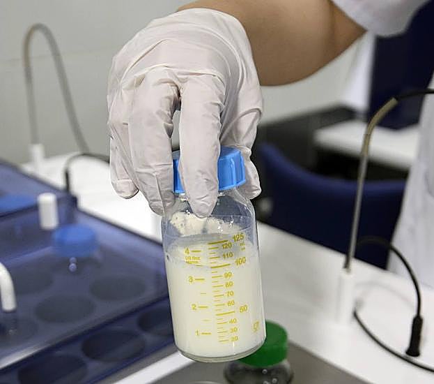 Un envase con leche materna a punto de ser introducido en la pasteurizadora del nuevo banco regional, en La Arrixaca.