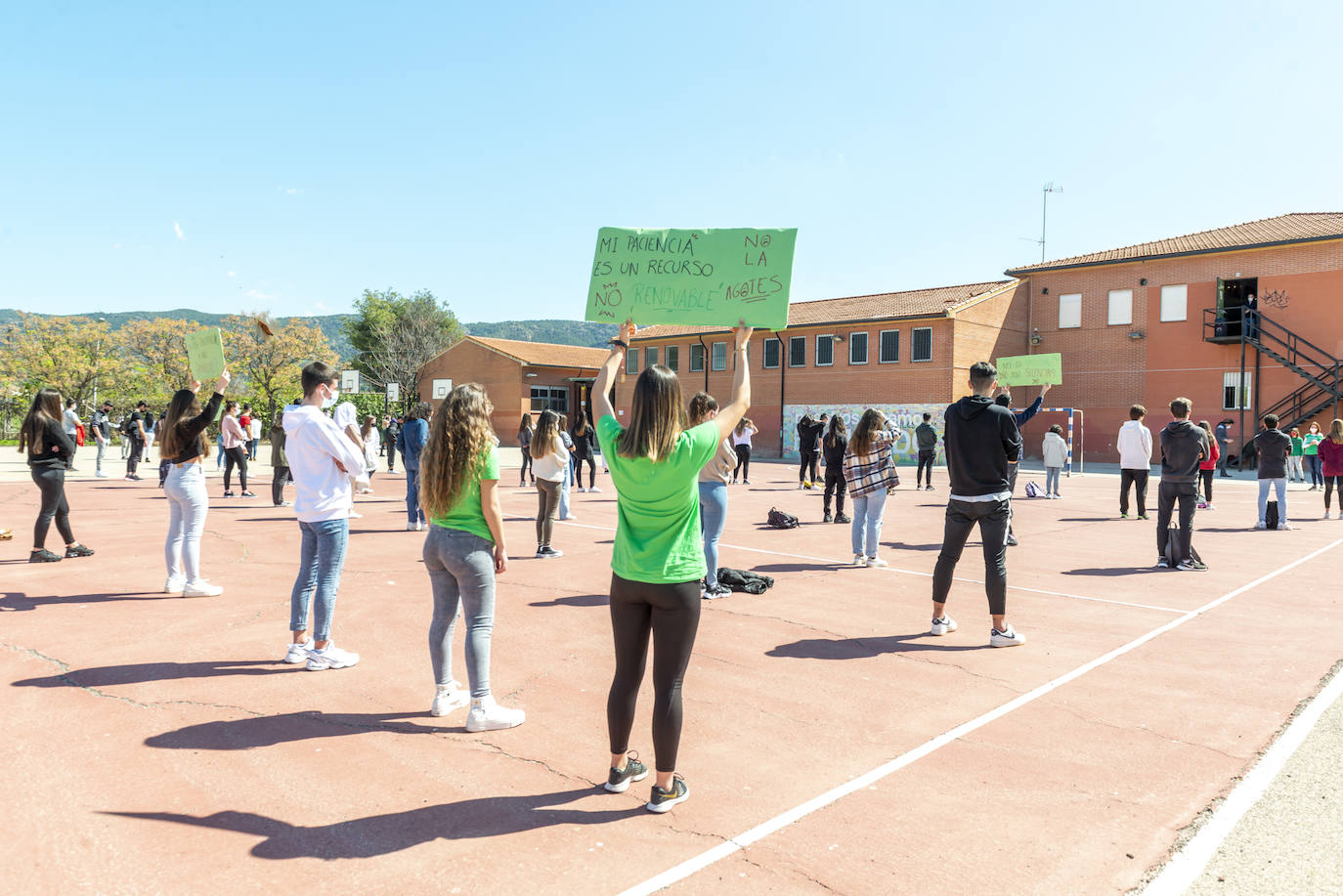 Fotos: Protesta de los alumnos de 2º de bachillerato del IES Alquibla con motivo de la vuelta a la presencialidad