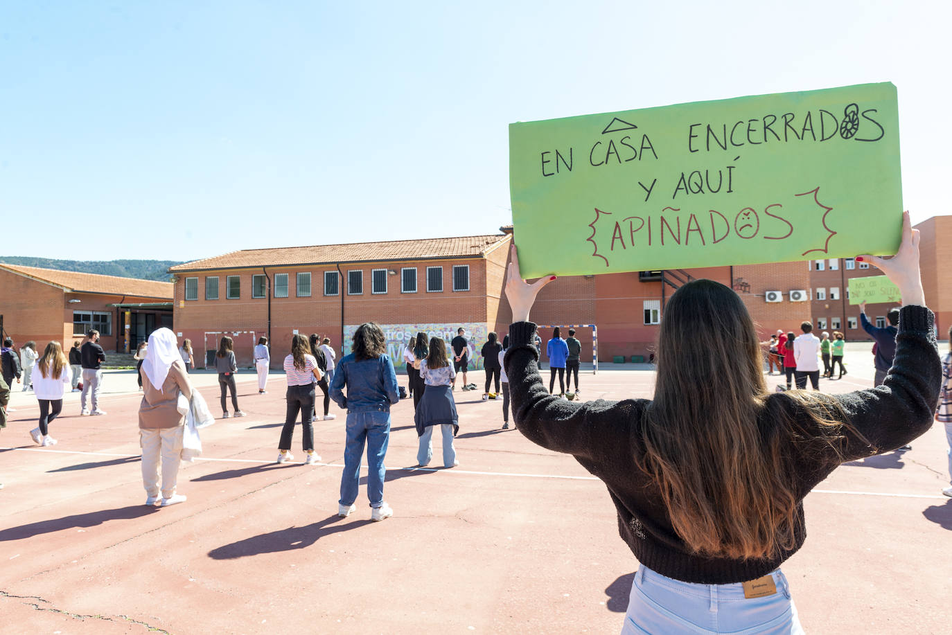 Fotos: Protesta de los alumnos de 2º de bachillerato del IES Alquibla con motivo de la vuelta a la presencialidad