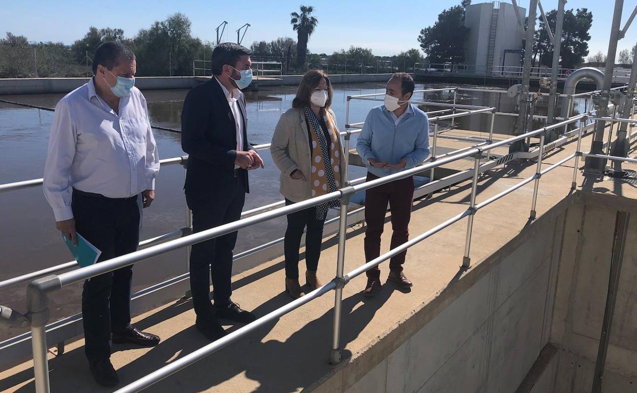 El consejero de Agua, Antonio Luengo, visita la Estación Depuradora de Aguas Residuales de San Pedro del Pinatar, este lunes.