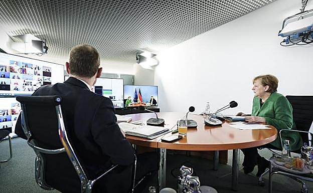 La canciller de Alemania, Angela Merkel, y el alcalde de Berlín, Michael Muller 