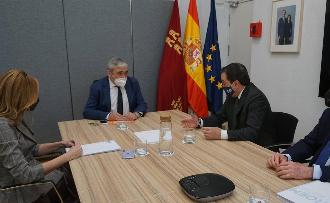 Encuentro del consejero de Empleo y el presidente de Croem. 