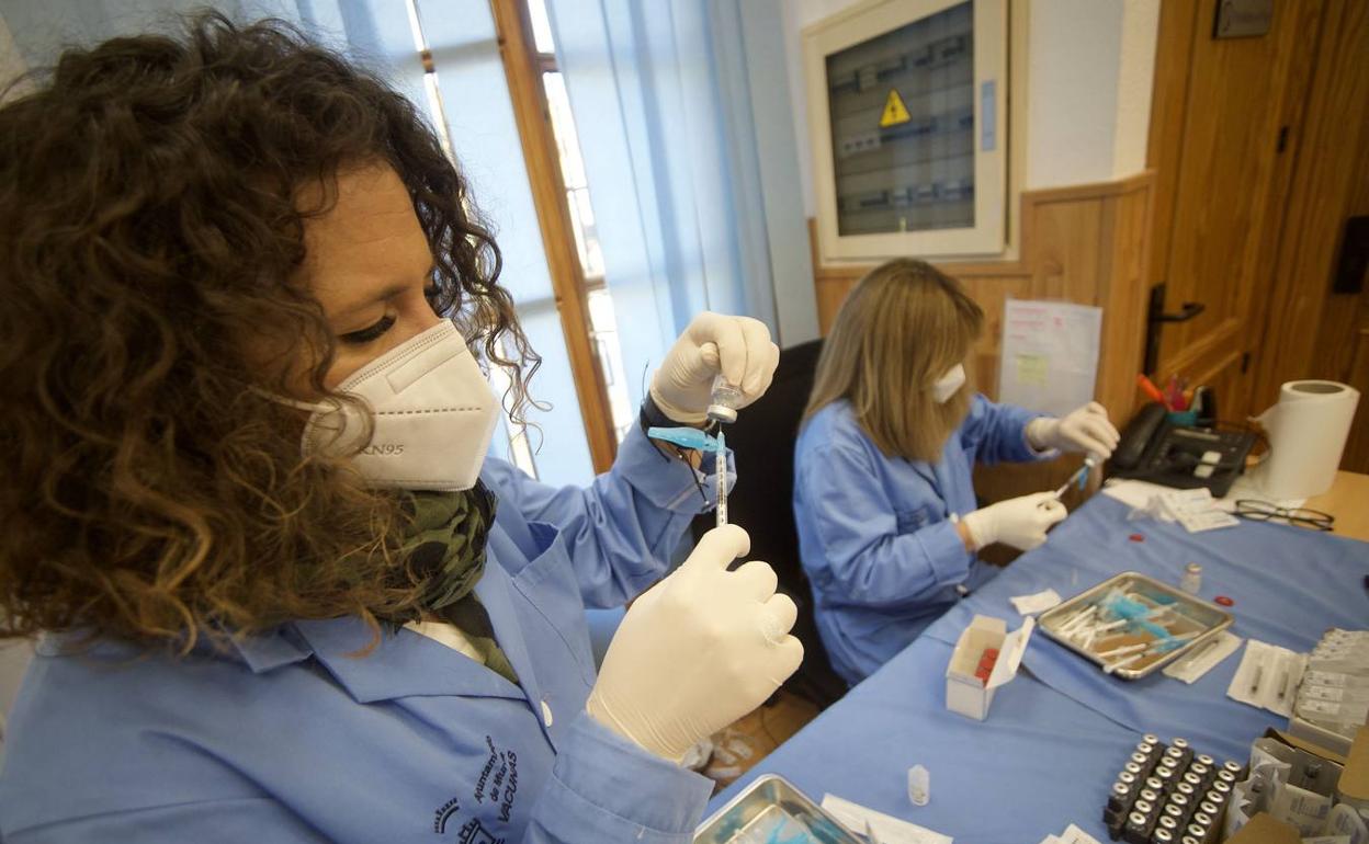 Enfermeras prepara vacunas para la Covid-19 en una imagen de archivo. 